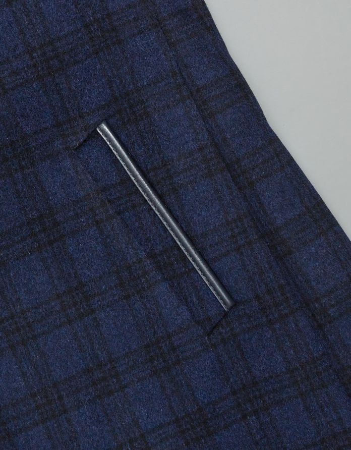 płaszcz w kratę ze stójką noto granatowy