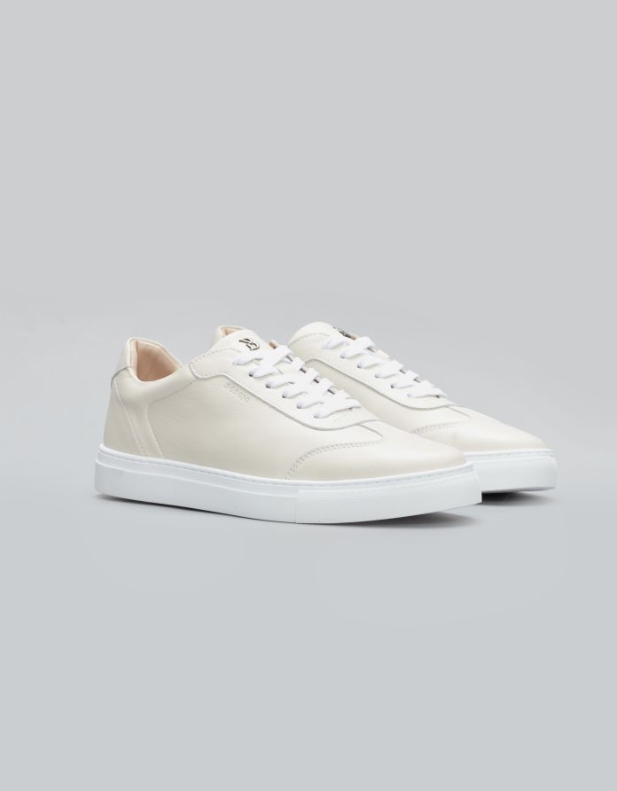 Białe sportowe buty f500