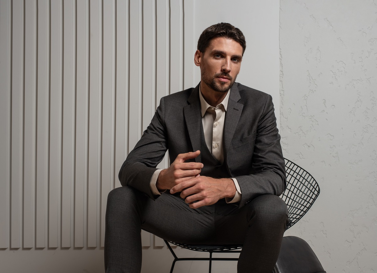 Beżowa koszula męska - stylizacje