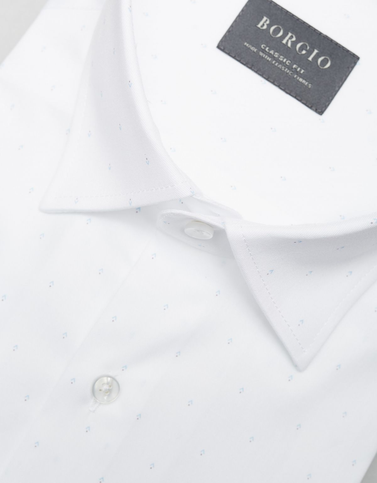Biała koszula z wzorkami