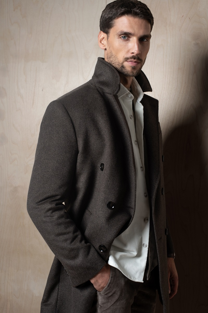 Brązowy płaszcz stylizacje