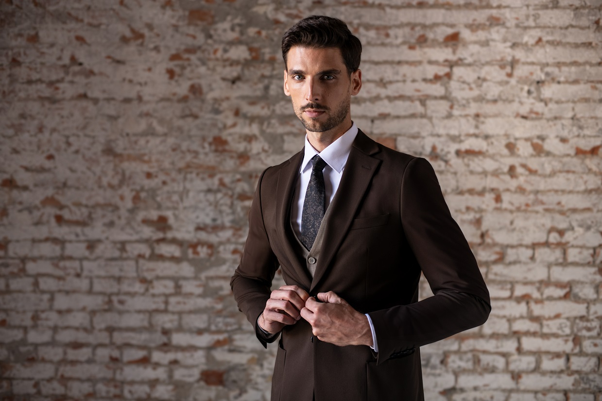 Stylizacje z brązową marynarką 