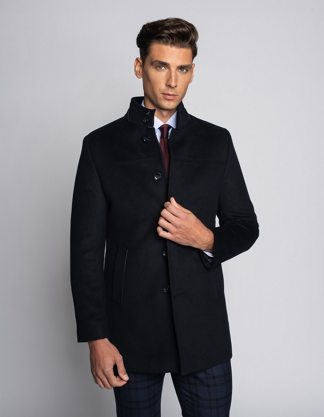 Czarny płaszcz męski - jaki szalik?