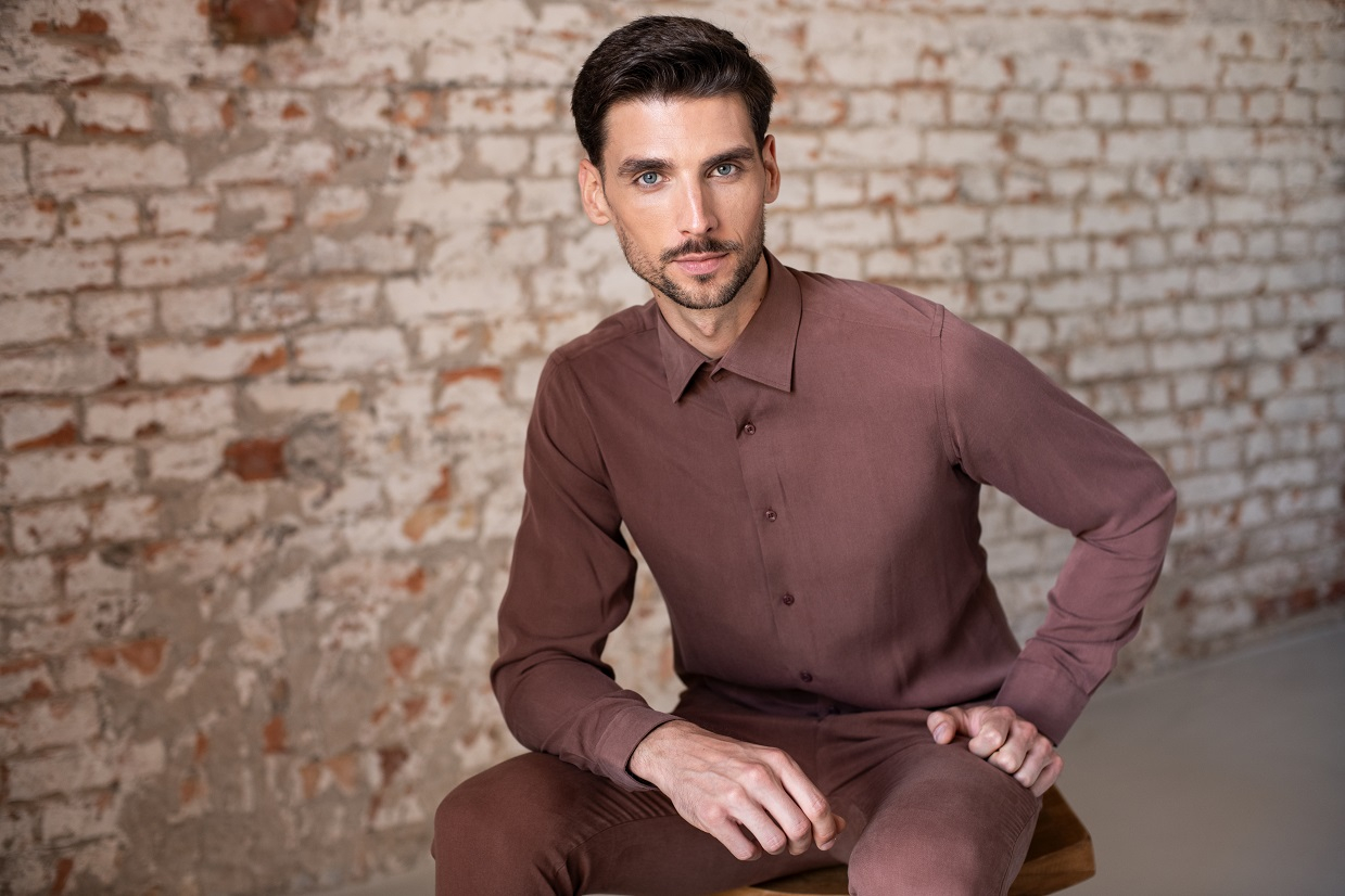 Koszula w spodniach czy na wierzchu?