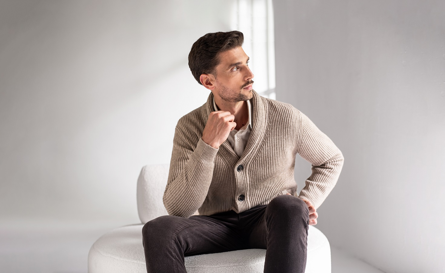 Stylizacje z beżową męską koszulą